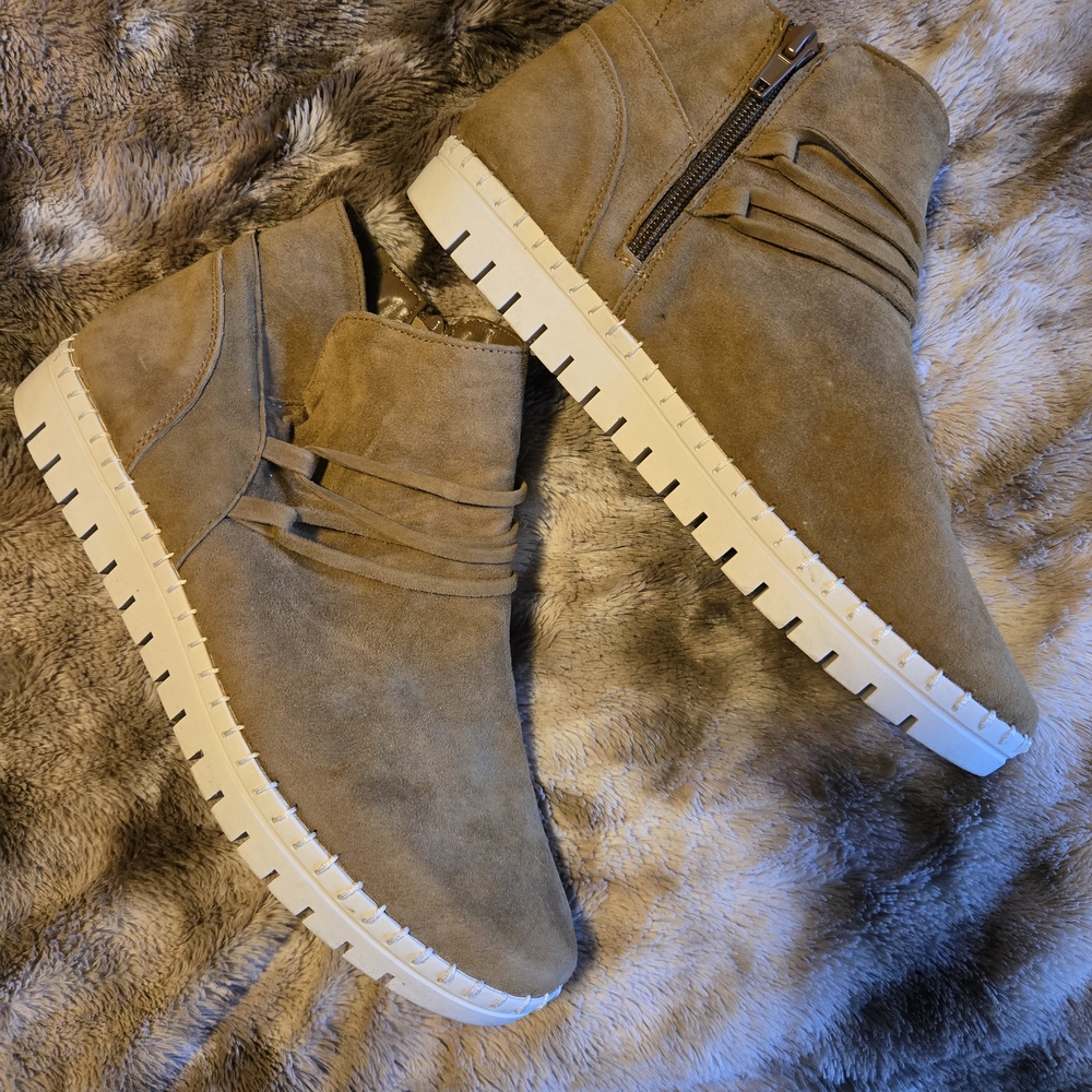 Bella Vita Tan Ankle Booties with Textured Soles